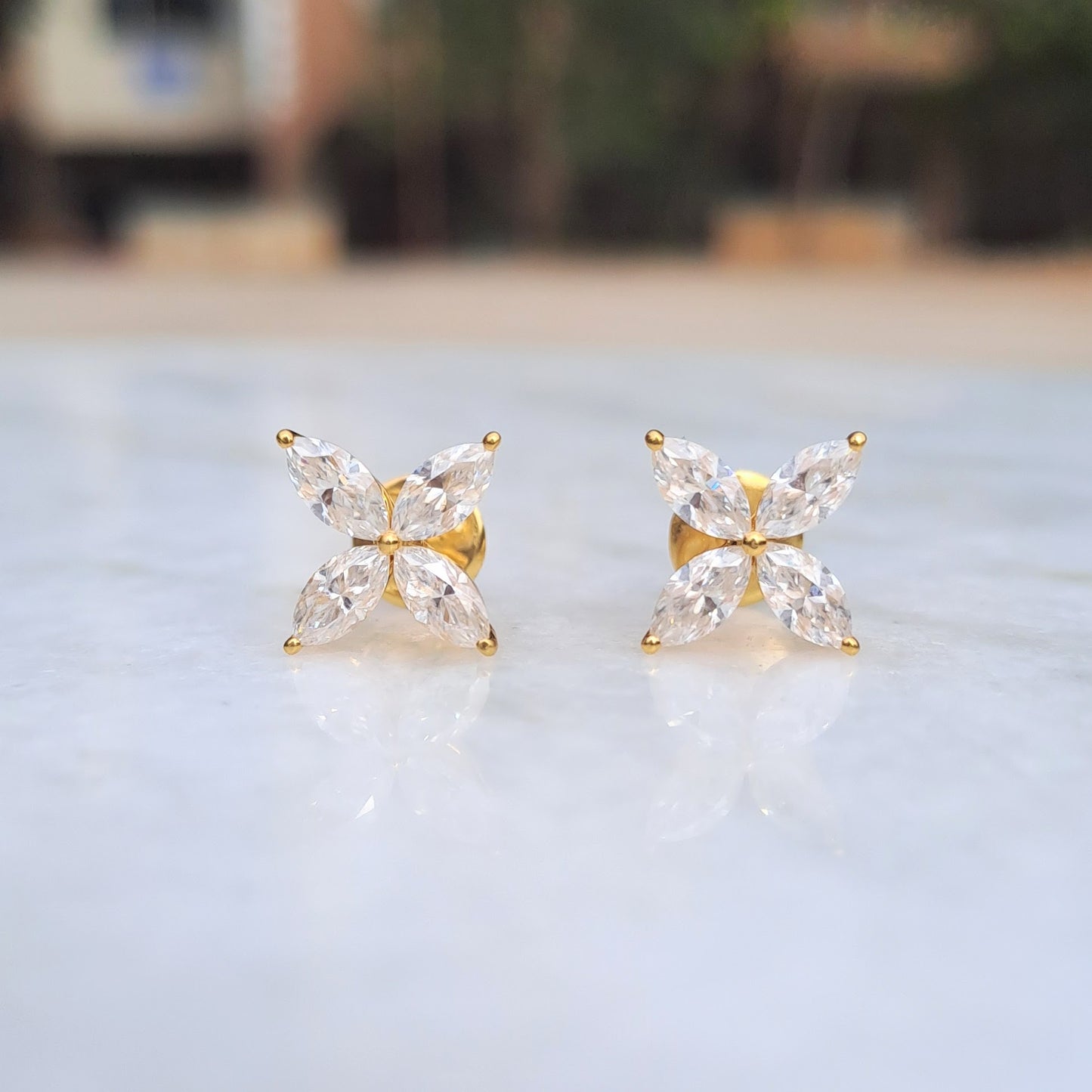Aloka Ear Ring in Moissanite and Lab Diamond
