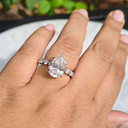Saloni Pear Ring (5.28 Ct)
