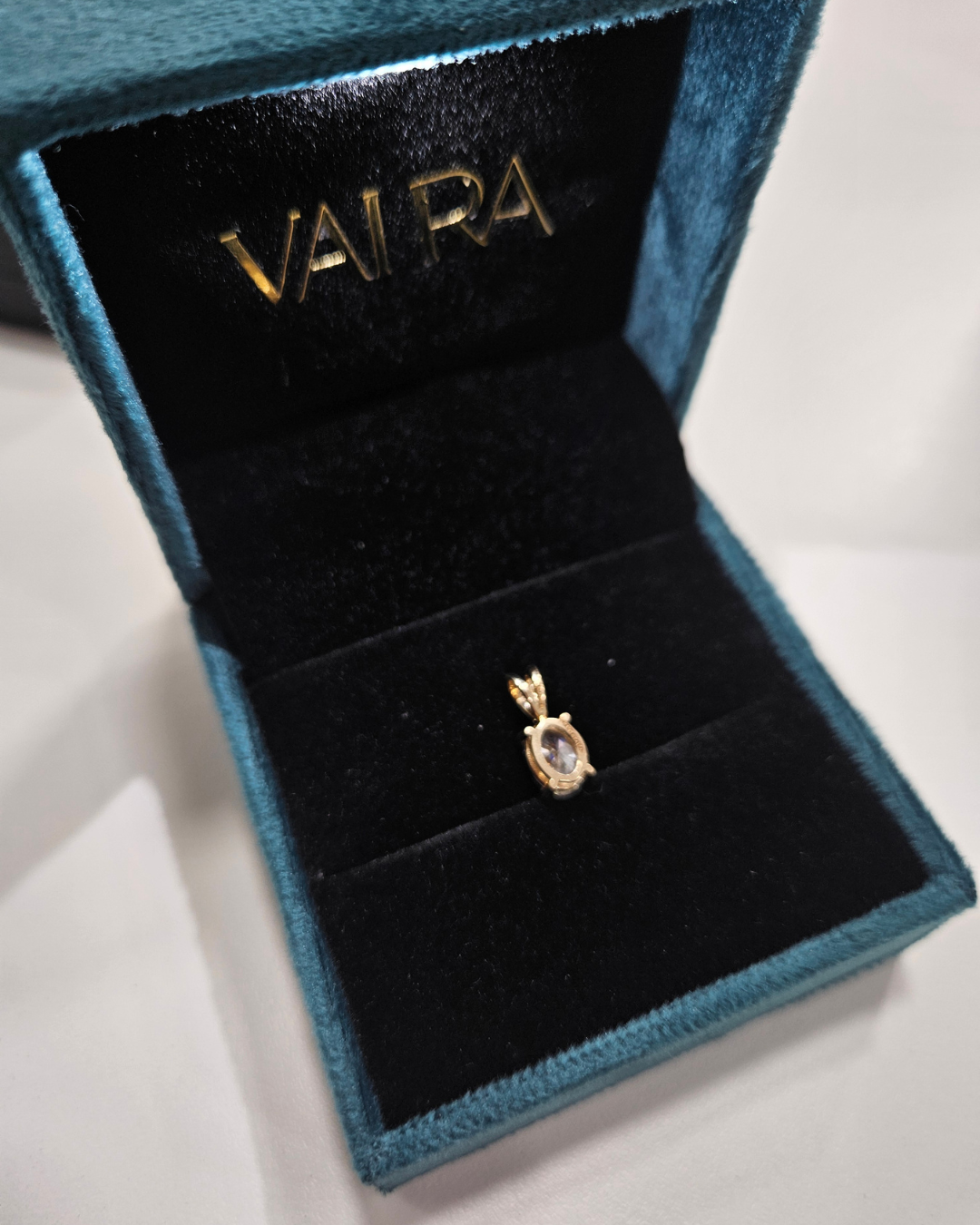 1.5-carat-oval-solitaire-pendant-18kt-yellow-gold-VVS1-clarity