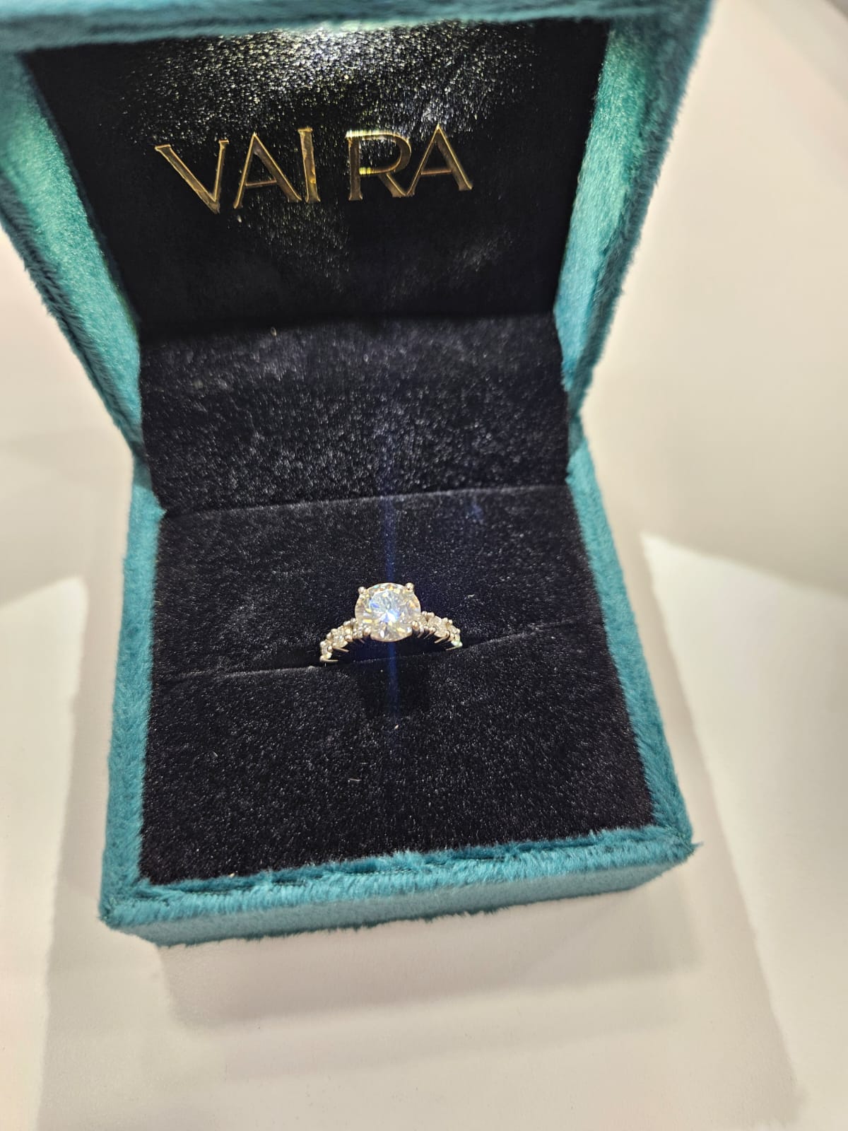 Solitaire Ring in 18kt Gold (2Ct Moissanite)
