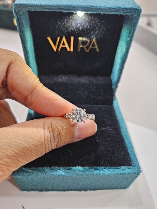 Solitaire Ring in 18kt Gold (2Ct Moissanite)