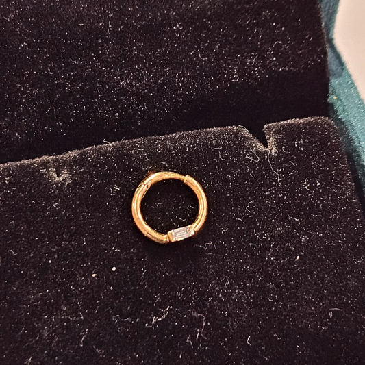 Baguette Septum Septum Piercing in Lab diamond ad moissanite by Vai Ra