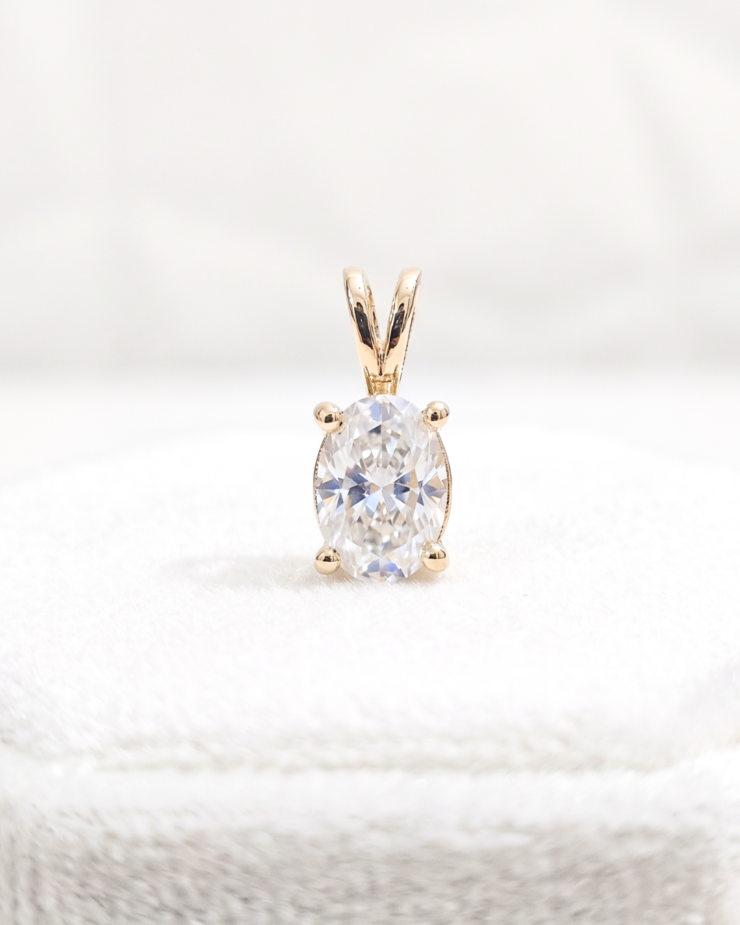 1.5-carat-oval-solitaire-pendant-18kt-yellow-gold-VVS1-clarity