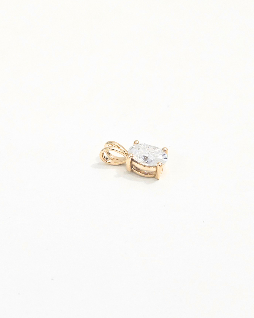 1.5-carat-oval-solitaire-pendant-18kt-yellow-gold-VVS1-clarity