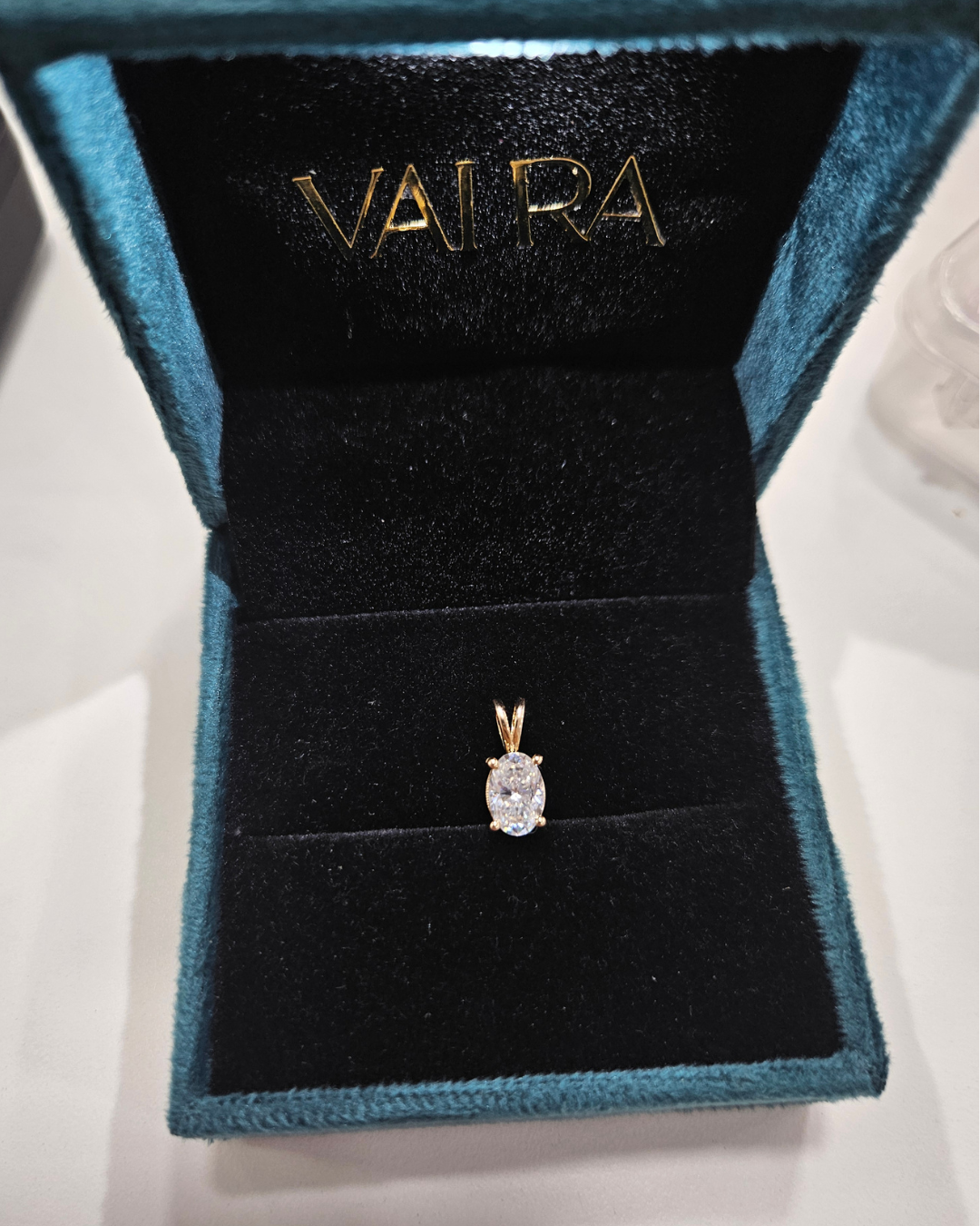 1.5-carat-oval-solitaire-pendant-18kt-yellow-gold-VVS1-clarity