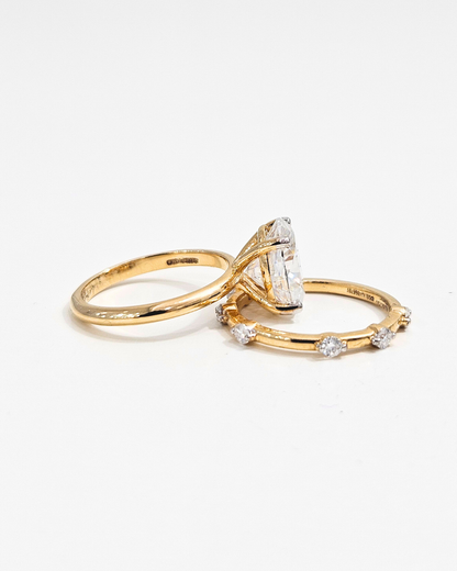 Sanjo Oval Ring set by Vai Ra in lab diamond and Moissanite