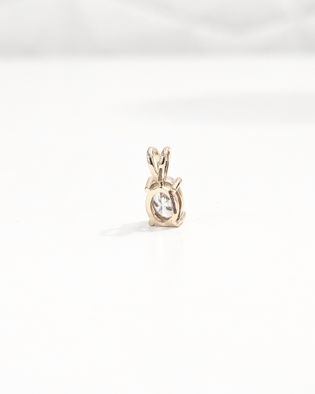 1.5-carat-oval-solitaire-pendant-18kt-yellow-gold-VVS1-clarity