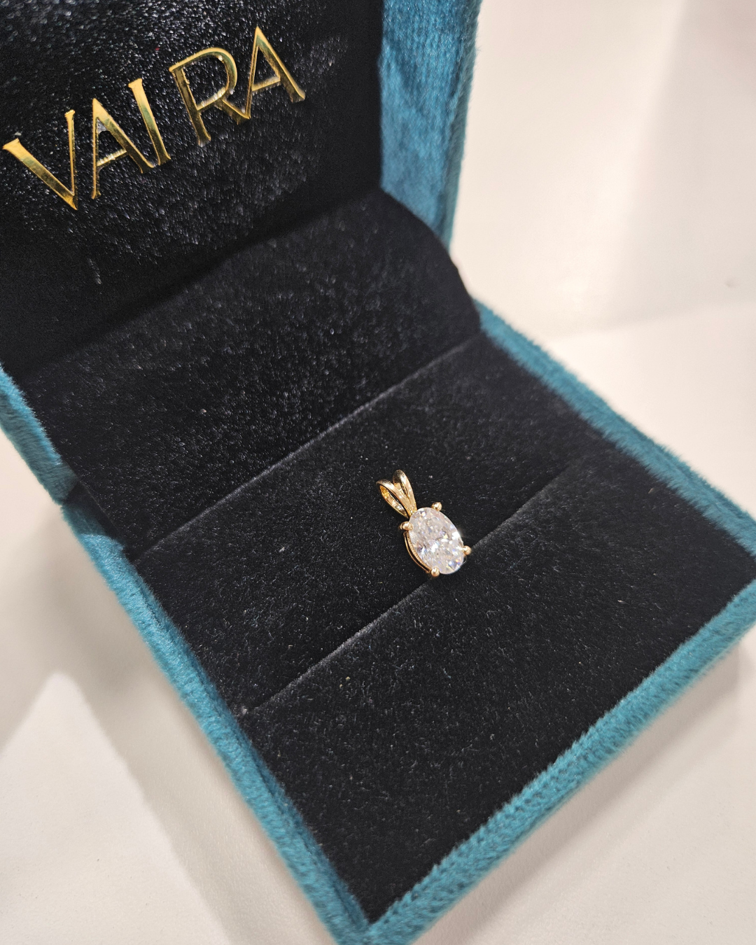 1.5-carat-oval-solitaire-pendant-18kt-yellow-gold-VVS1-clarity